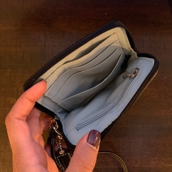 NWOT Authentic Coach Chelsea Wristlet - Picture 2 of 2